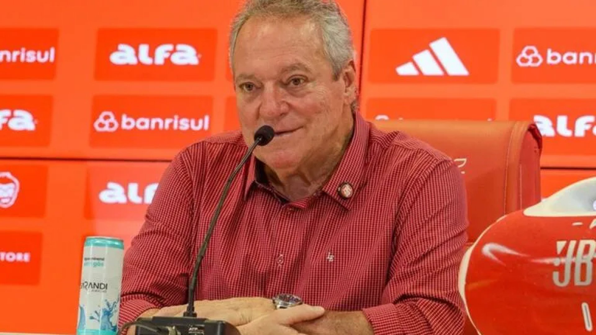Abel Braga se disculpa tras comentario homofóbico sobre camisas rosas del Sport Club Internacional