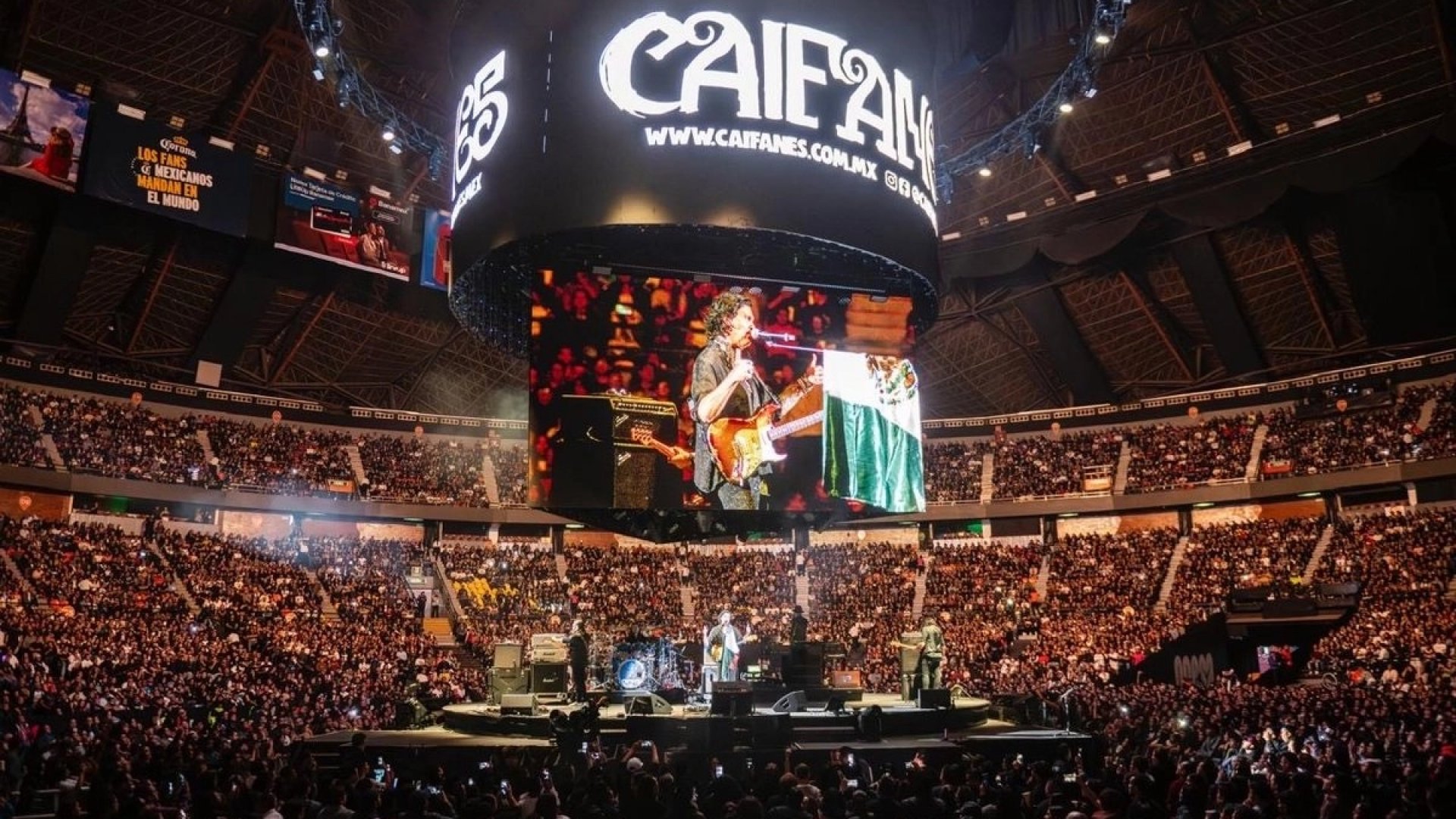 Caifanes ofrece una noche de algarabía y nostalgia en el Palacio de los Deportes