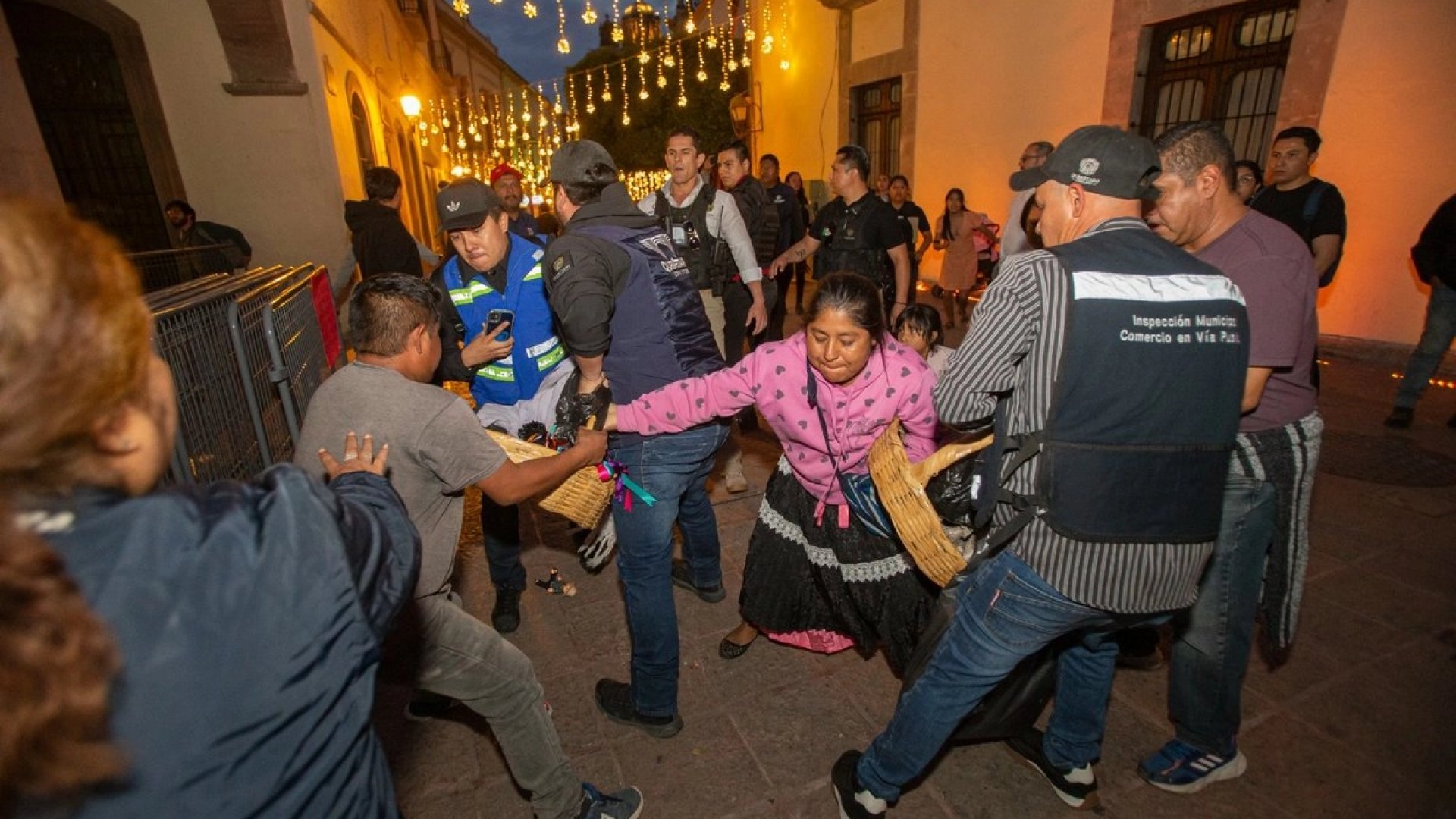 Suspenden a inspector municipal tras video donde patea a comerciante en Querétaro