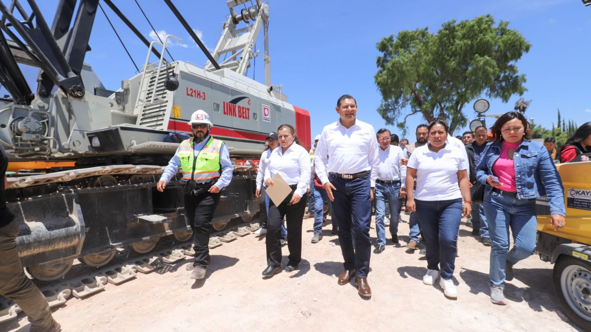 Con equipo especializado, gobierno de Puebla avanza en conectar 7 municipios con Puente La Panga