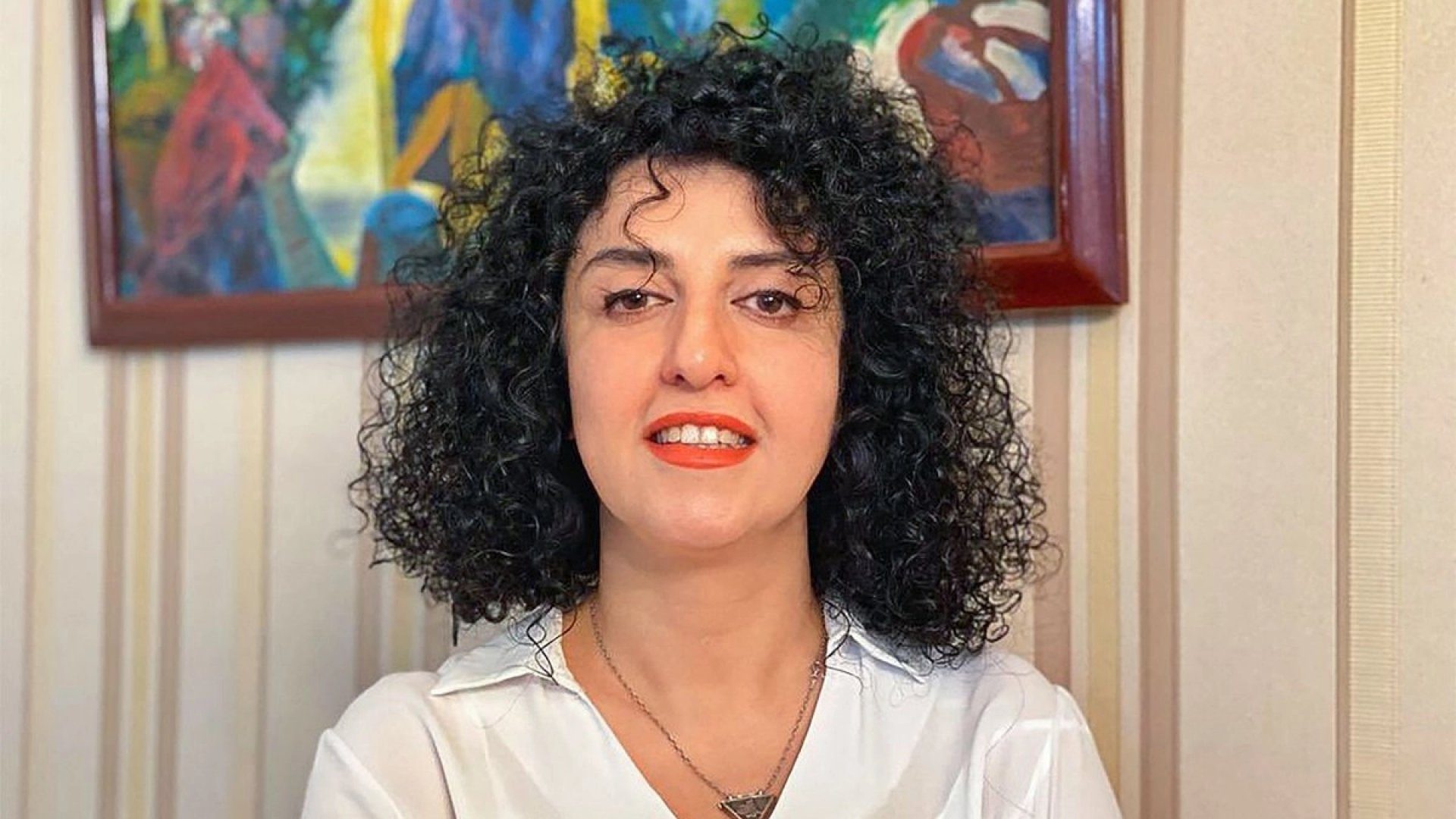 Arrestan violentamente a Narges Mohammadi en Irán
