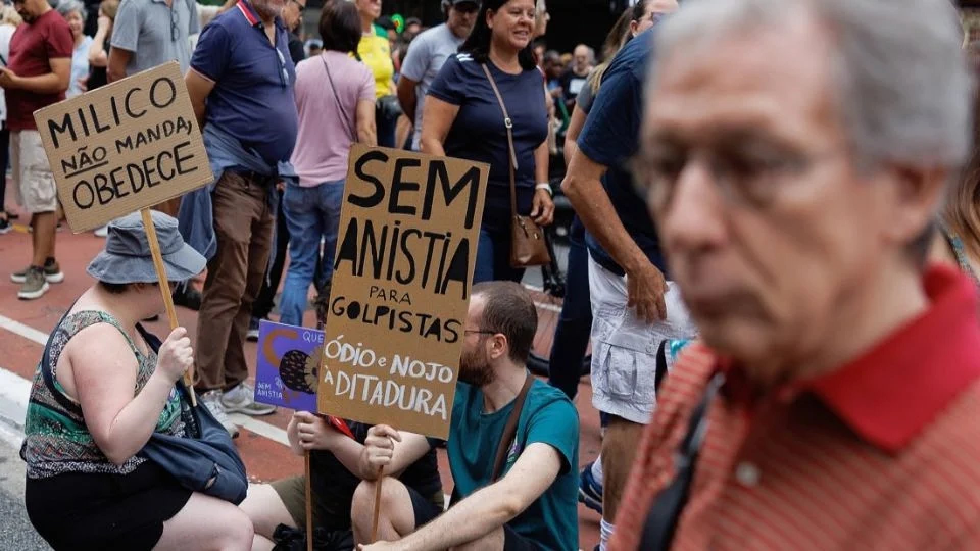 Miles protestan en Brasil contra iniciativa que busca reducir la condena de Bolsonaro