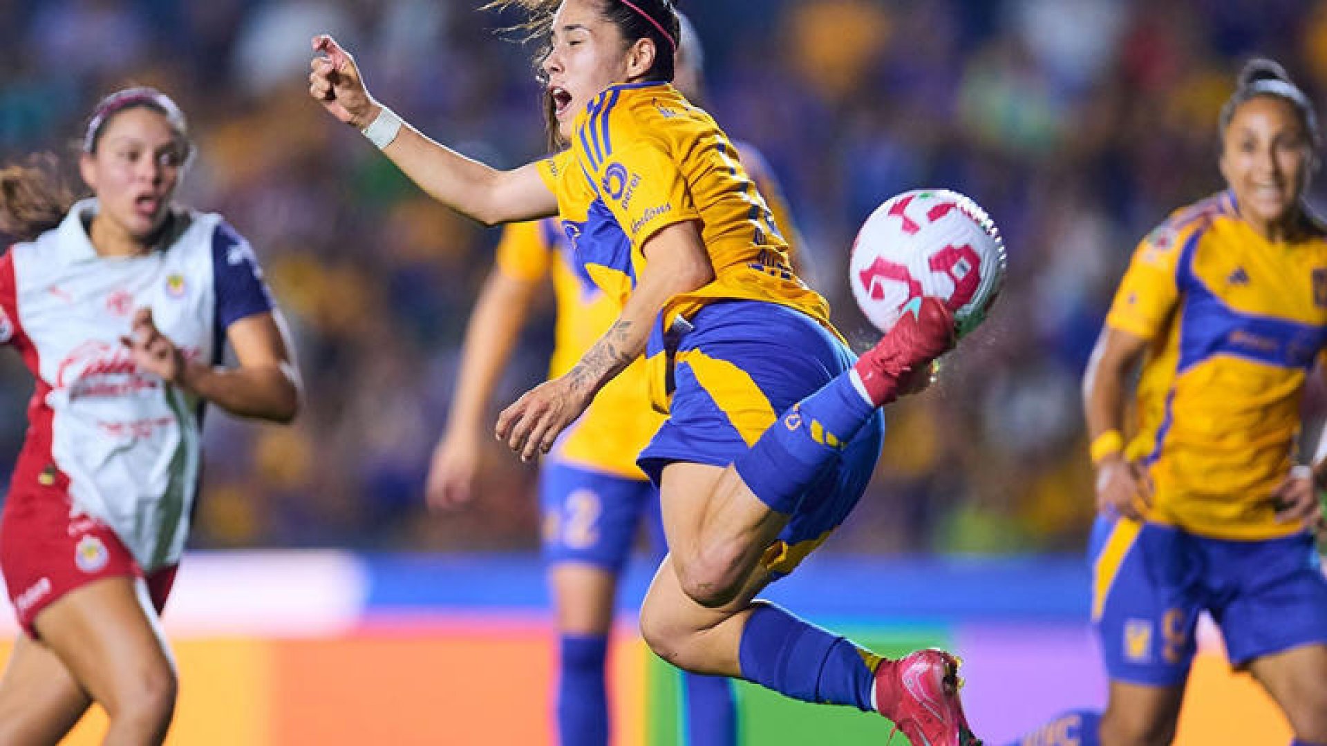 Jacqueline Ovalle recibe el Premio Marta al mejor gol del año