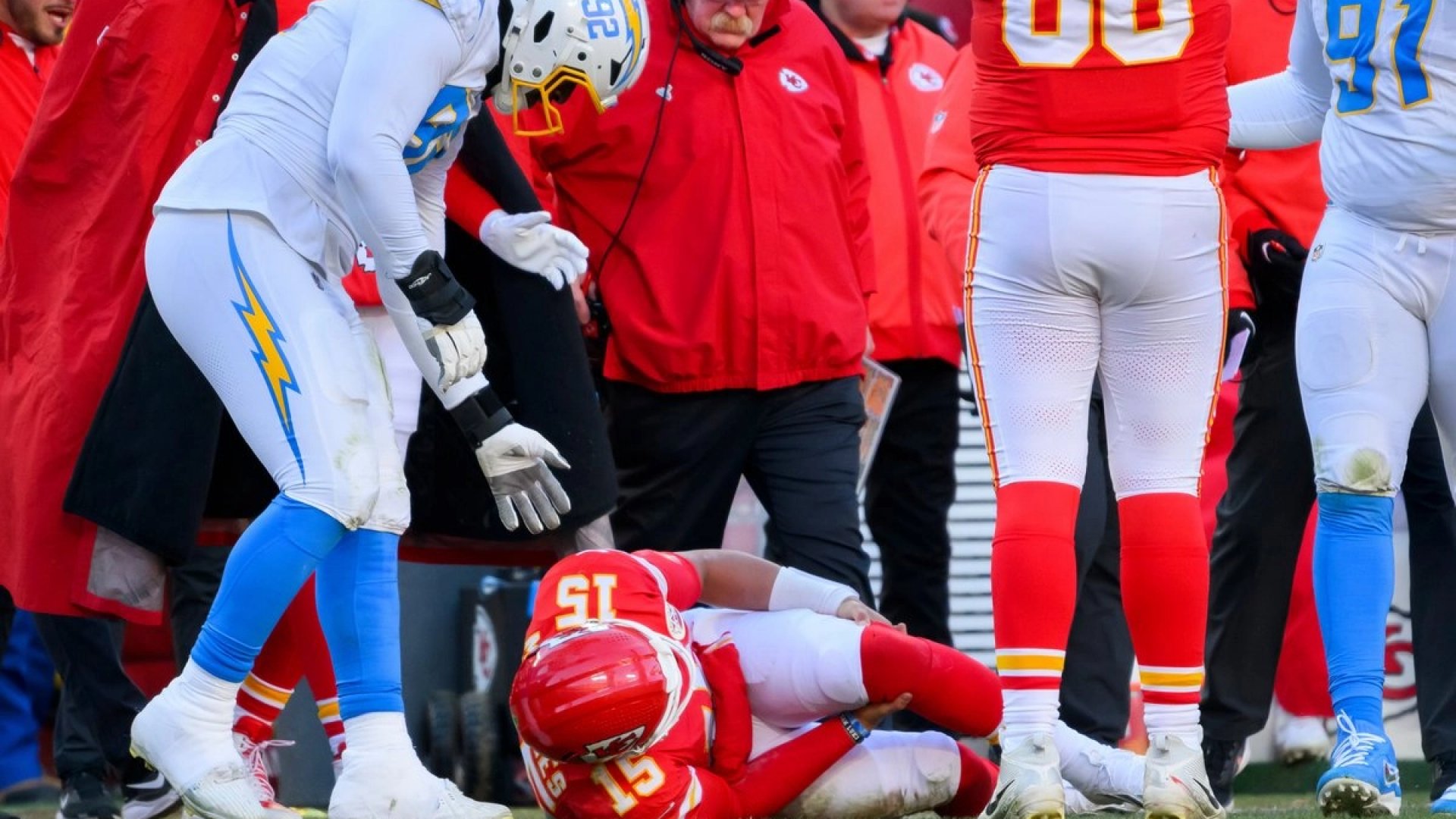 Mahomes inicia rehabilitación de rodilla con la mira en la próxima temporada