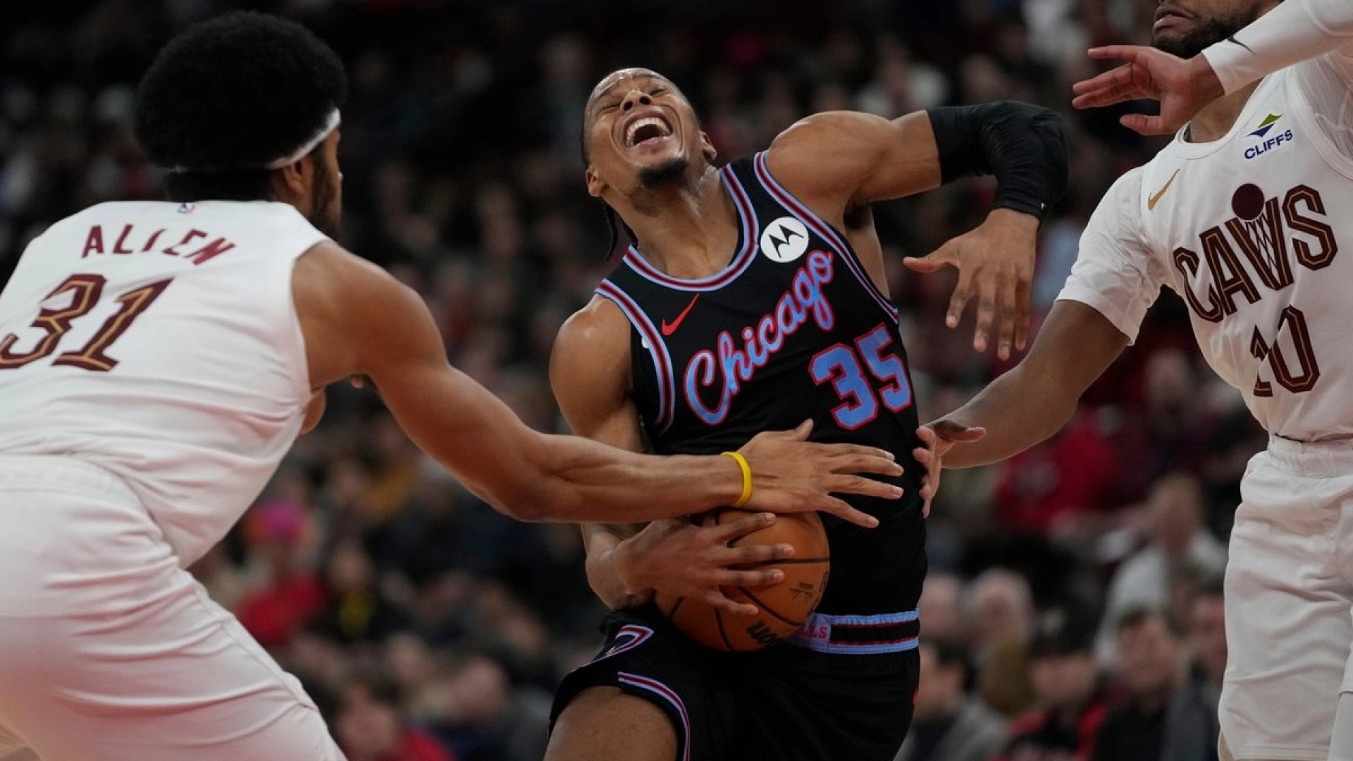 Unos Bulls con puntería encendida derrotan 127-111 a Cavaliers en la NBA