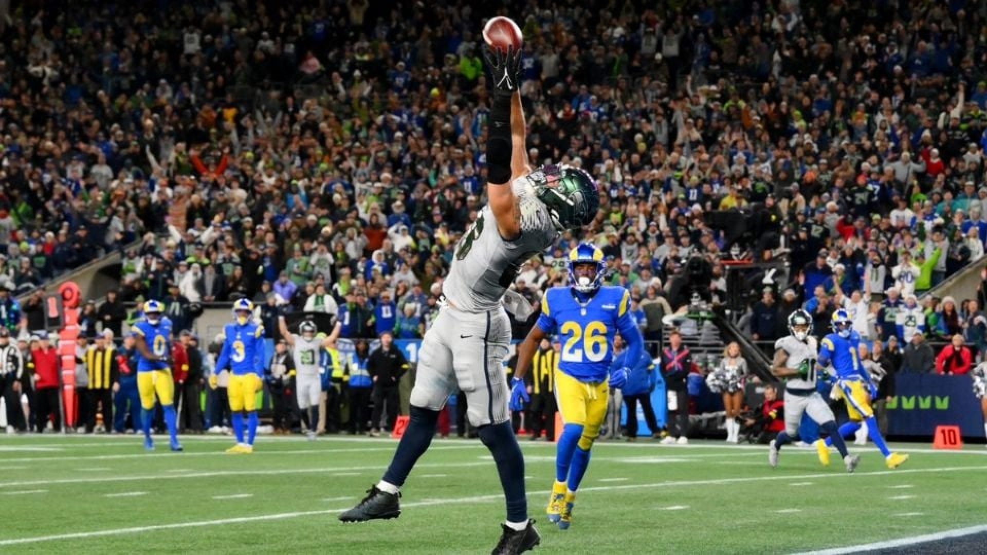 Seahawks remontan frente a Rams y ganan