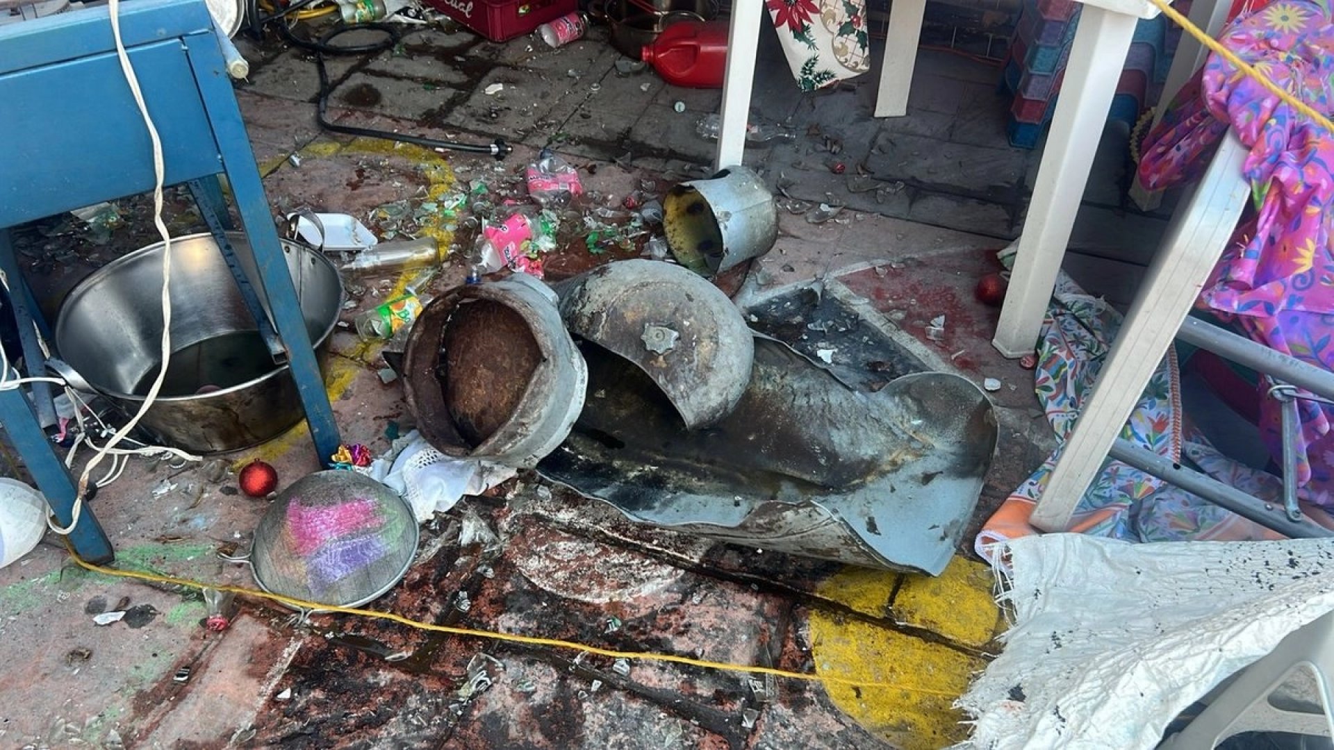 Reportan 15 personas quemadas tras explosión de gas en bazar navideño del Estado de México
