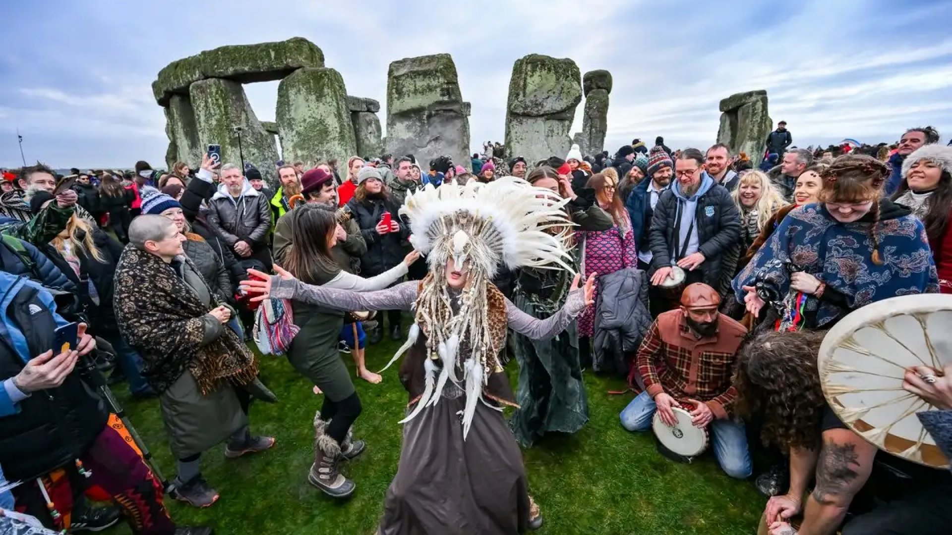 Solsticio de invierno transforma Stonehenge en una celebración espiritual milenaria