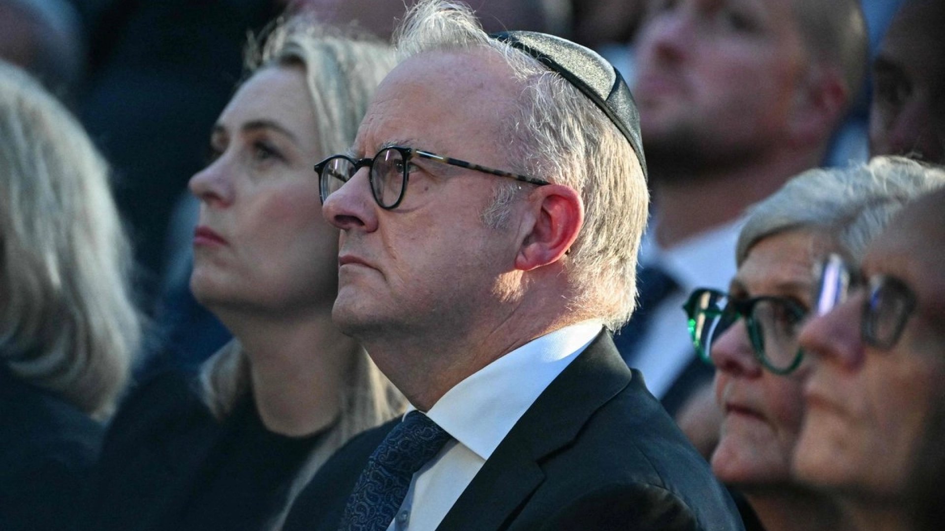 Abuchean a Anthony Albanese, primer ministro de Australia, en homenaje a víctimas de atentado en Sídney
