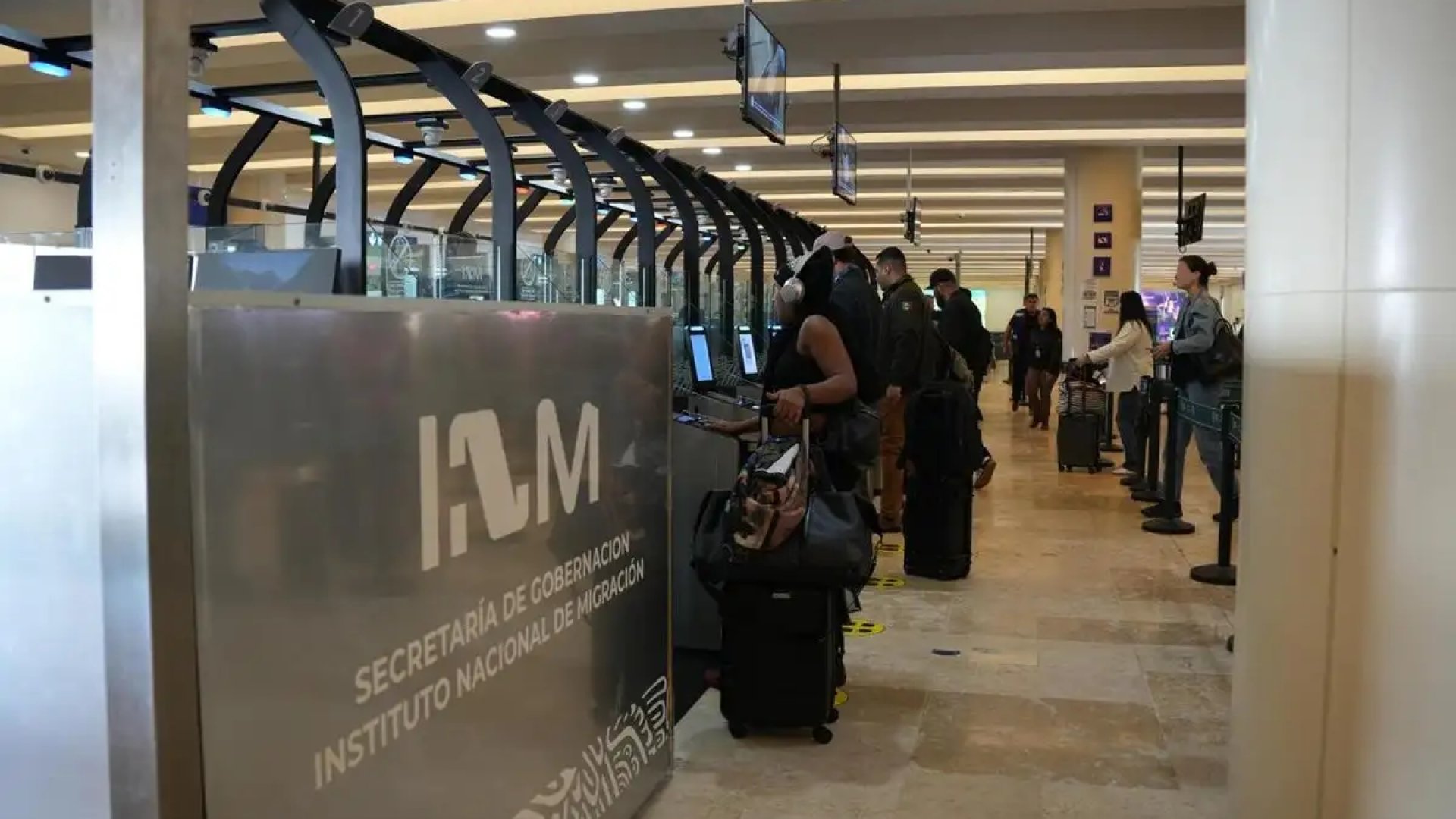 Sheinbaum va contra la extorsión de migrantes por parte de agentes del INM