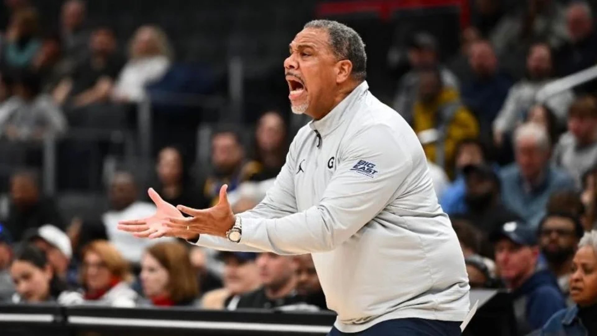 Entrenador de basquetbol lanza botella y provoca conmoción cerebral grave a un menor