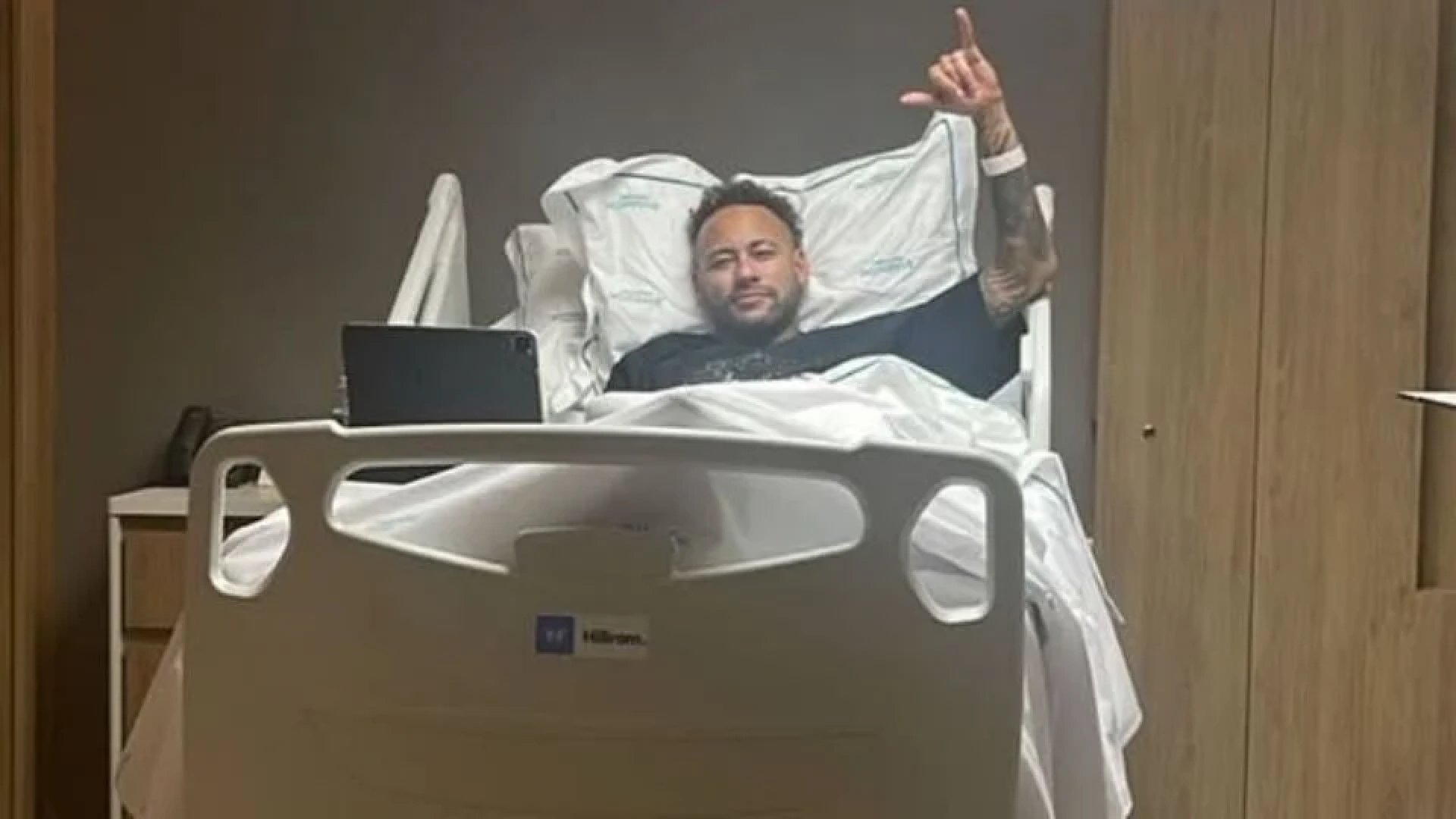 Neymar sale de cirugía y comienza recuperación