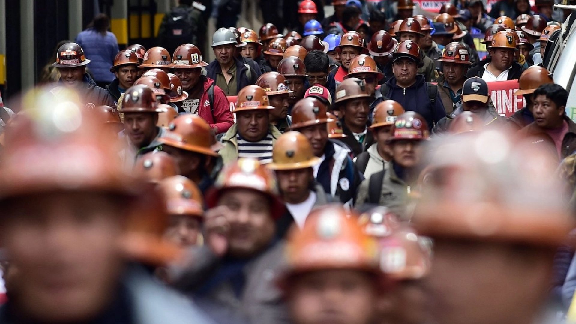 Marchan obreros en Bolivia por eliminación del subsidio a la gasolina