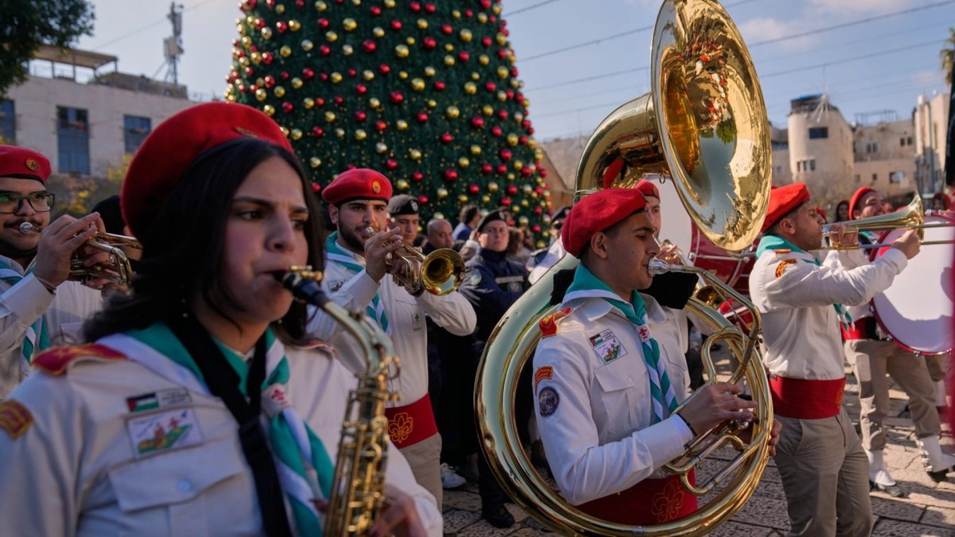 Miles acuden a Belén a revivir el espíritu navideño tras dos años de guerra