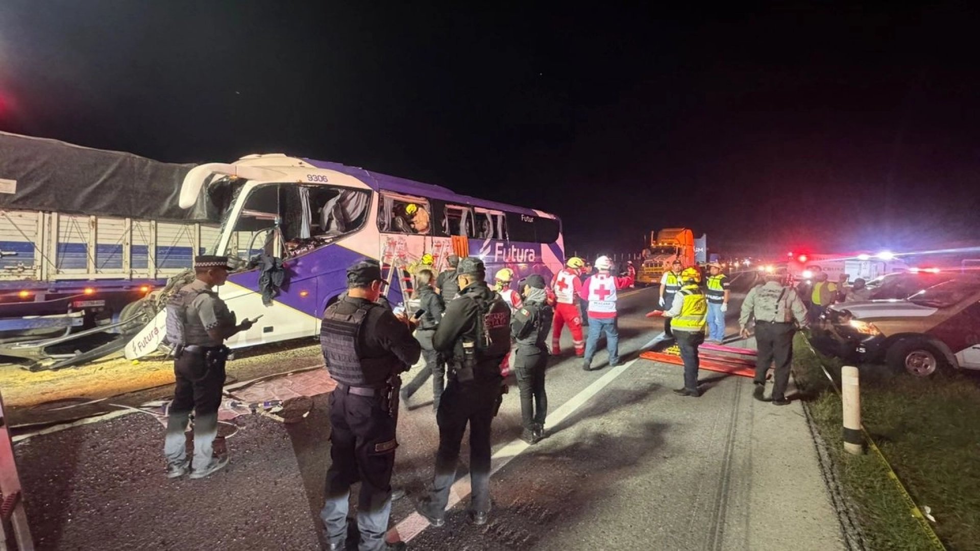 Dos muertos y 35 lesionados al chocar autobús con camión en Tamaulipas