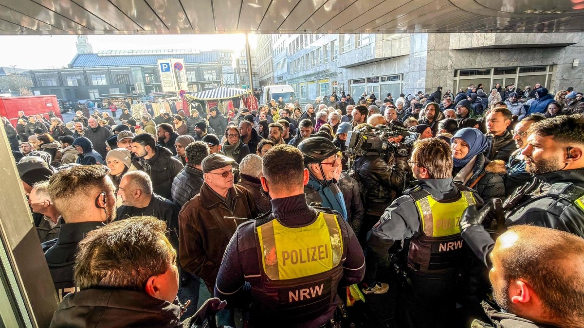Roban 30 millones de euros de un banco en Alemania; delincuentes se fugan